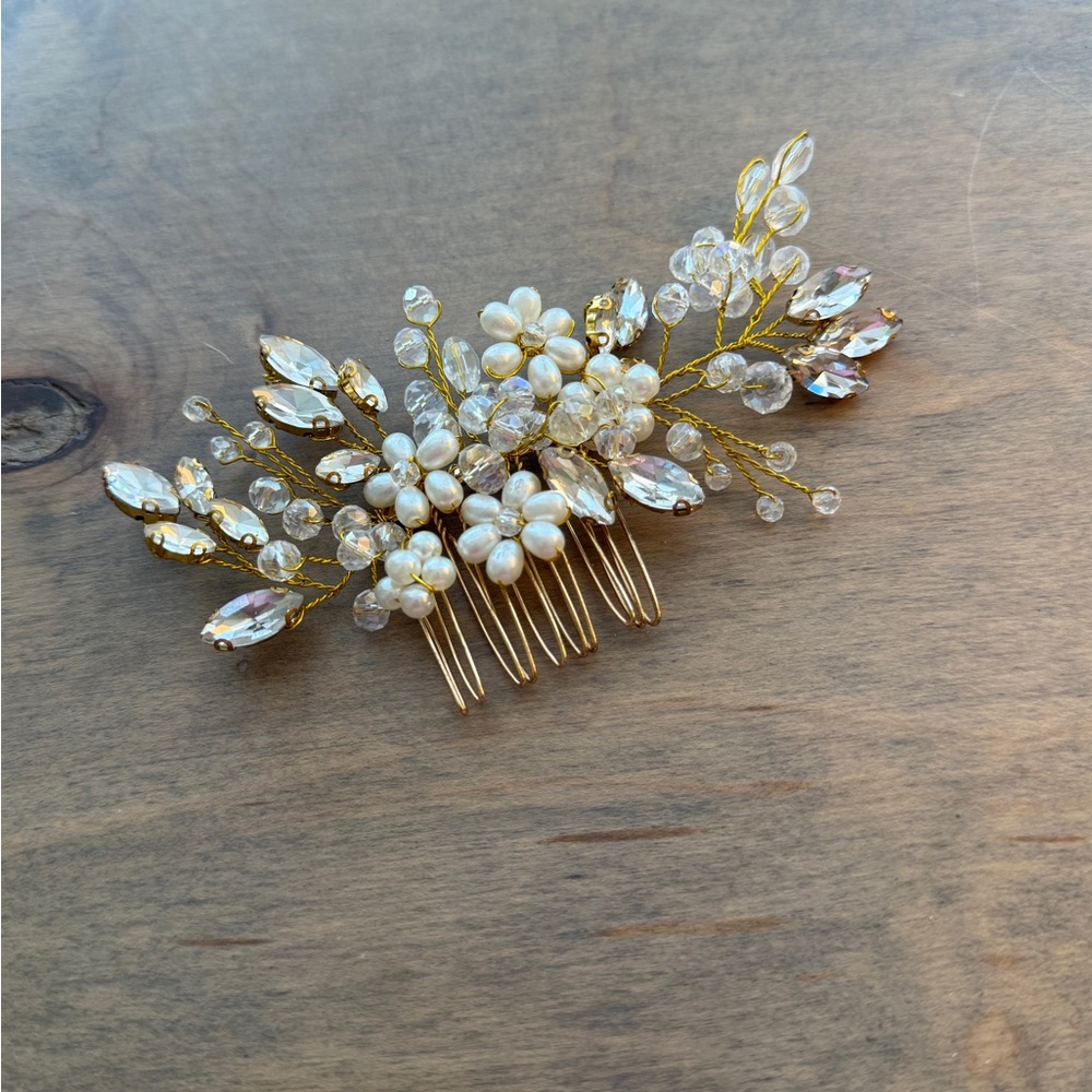 Bridal Hairpiece – Gold/White – Elegant Hair comb Accessory